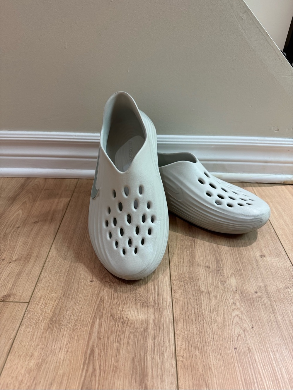 Nike Rejuven8 Clogs Grey